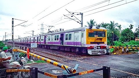 Speedy EMU Train Crossing Busy Railgate | Katwa-Howrah Local Skip Level Crossing | Eastern Railways
