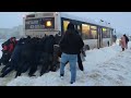 В Волгограде пассажиры вытолкали увязший в снегу автобус