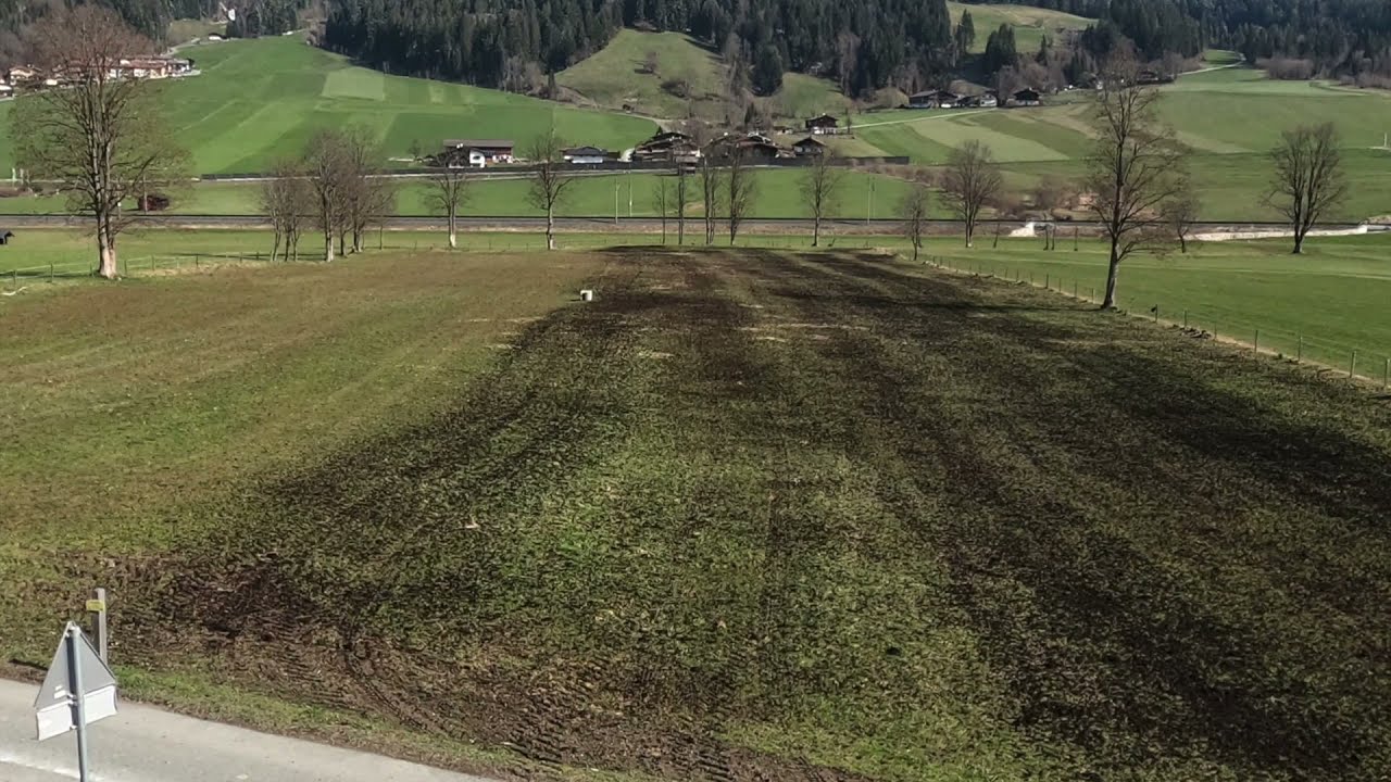 Ausbringung kompostierter Pferdemist, Eggen der Grünfläche. Neues vom Weberhof.