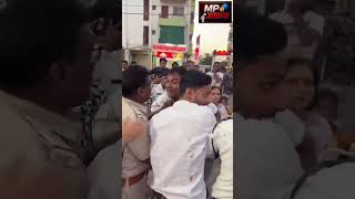 भोपाल में कोलार रोड पर डी मार्ट के पास ट्रैफिक पुलिस ओर कुछ लोगों में विवाद के बाद हाथापाई हो गई।