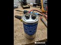 Cuando un capacitor de marcha (o de trabajo) se encuentra abombado y con pérdida de aceite