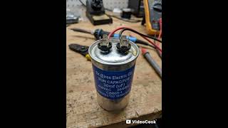 Cuando un capacitor de marcha (o de trabajo) se encuentra abombado y con pérdida de aceite
