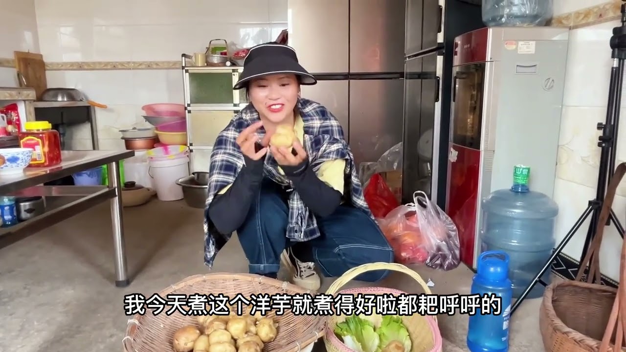 赶集回来看到老爸的留言条，他和老妈去地里割菜籽了，我煮了一锅新洋芋拿去地里当晌午，一家人在地里吃得津津有味的#抖音记录农村生活 #农村生活 #新洋芋 #童年回忆 #留言条 @DOU+上热门�