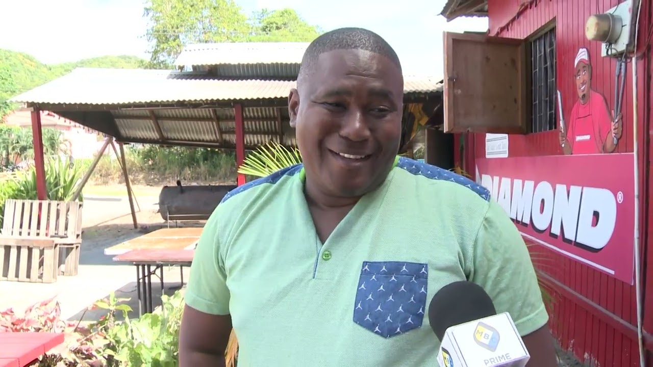 Владелец местного ресторана обещает восстановить заведение после того, как автомобиль врезался в ...