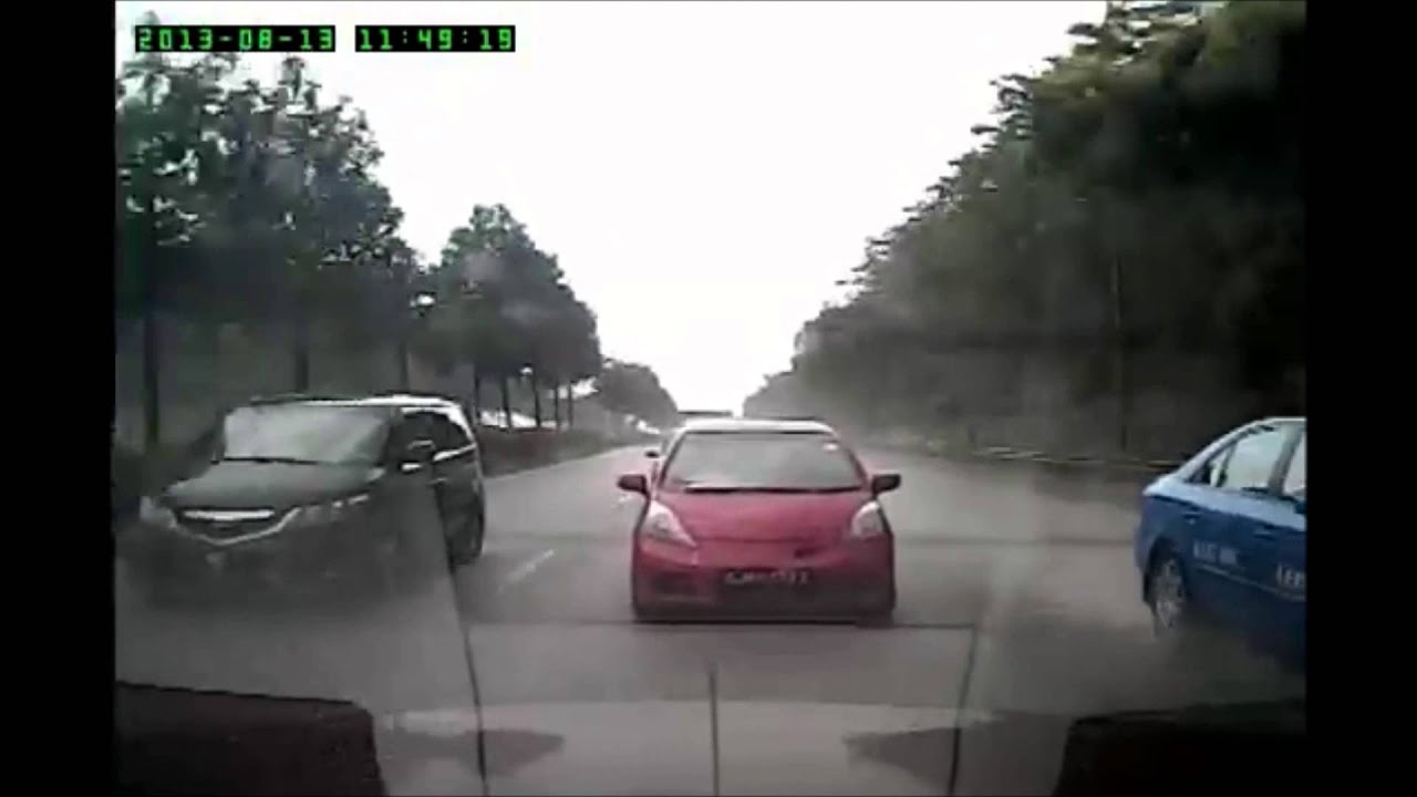 Red honda Car skidded at SLE Accident   14 Aug 2013