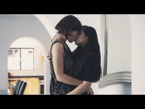 Hot Lesbians Kiss