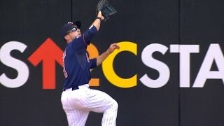 Fuld makes leaping catch against wall