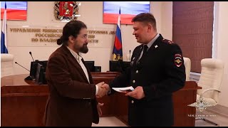 Сотрудники полиции вручили российский паспорт известному композитору и пианисту из Франции