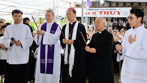 ĐỨC CHA GIOAN ĐỖ VĂN NGÂN - Cử hành Nghi thức nhập quan thân mẫu.