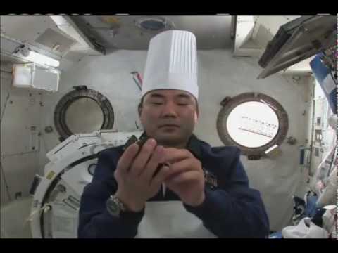 Soichi assaggia il sushi spaziale