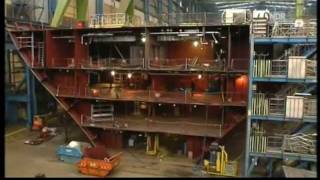 Meyer Werft Papenburg im Emsland mit Schiffsüberführung durch die Ems