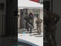 Ciidamada ICE ee ku sugan Minnesota oo barafka ku jiiday odey ay u dhaceen gurigiisa.