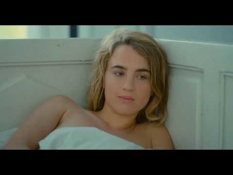 ÉTATS-UNIS. Noemie Merlant et Adele Haenel dans une scène de ©Curzon  Artificial Eye//Hulu nouveau film : Portrait d'une Dame au feu (2019).  Parcelle: Sur une île isolée en Bretagne à la fin