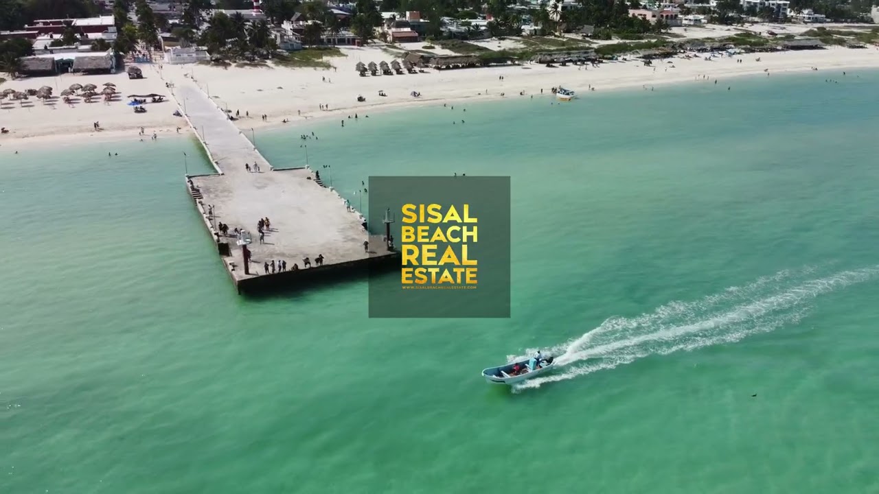 Video aéreo del destino Sisal, Yucatán — franja de playa y pueblo