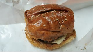Best Burger in Bangkok Eating the Daniel Thaiger Burger - May 2015