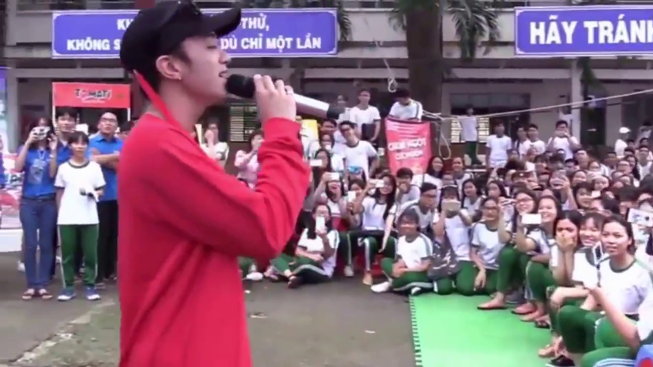 Soobin hát live Phía Sau Một Cô Gái được các em gái ôm tấp nập