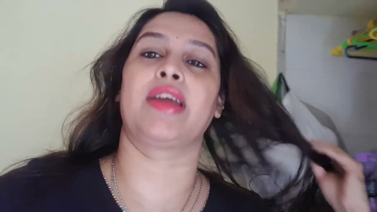 Medha's Life - Mai aise apne lambe baalo ki  comb (कंघी) krti hu... 