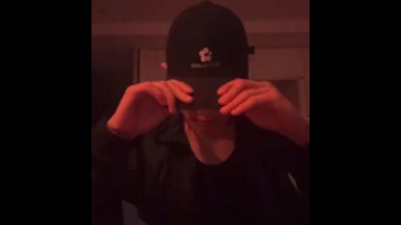 Jungkook teases us on weverse live😈🧢✂️🐰💜😉 