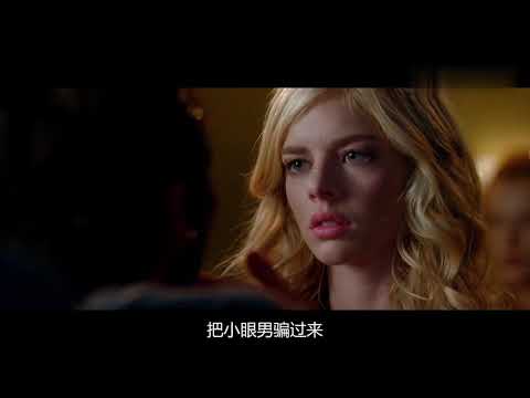 男孩暗恋自家保姆，深夜不睡觉趴在楼梯偷看，却吓到了自己