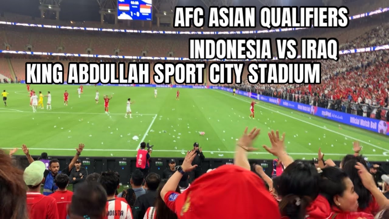 Supporter TimNas Indonesia vs Irak kecewa lemparin lapangan dengan botol air minum 