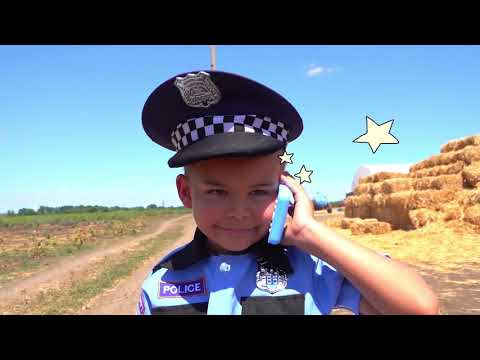 Dima ve baba çocuklar için polis komik videoları oynuyormuş gibi yapıyor