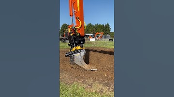 🔥 Engcon tiltrotator demo on Hitachi Zaxis 225Sus excavator.  #heavyequipment #excavator #engcon