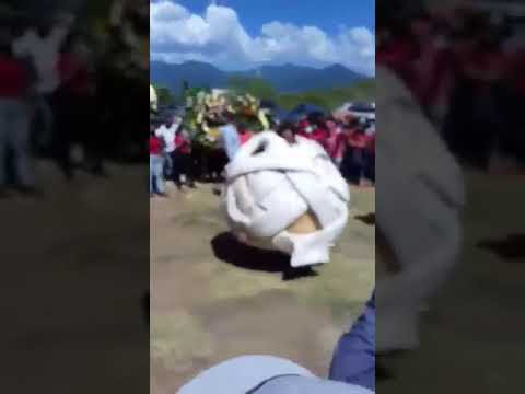 Botarga de queso oaxaca llega a funeral en... Oaxaca