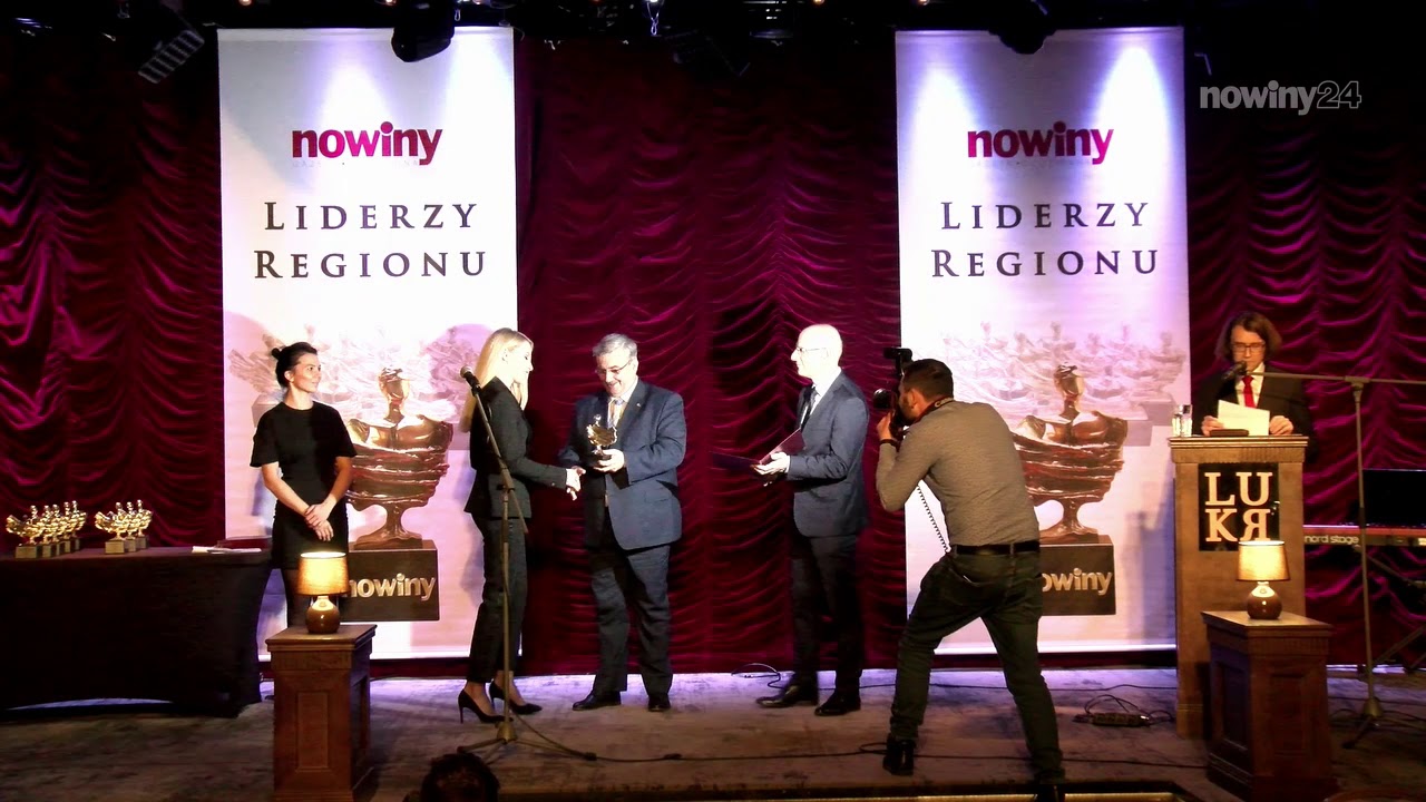 Tego wieczoru powtrzya to jeszcze jeden raz piewajc swj wasny singiel Mae Gwiezdne Wojny w Szkole Podstawowej w Jasienicy Rosielnej. grudzie 2012 - karpetkingdc.com - Regionalny Portal