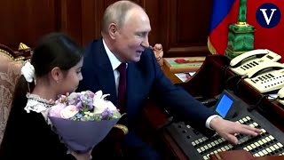 Extraña escena de Putin: invita a una niña al Kremlin y hablan por interfono con un ministro