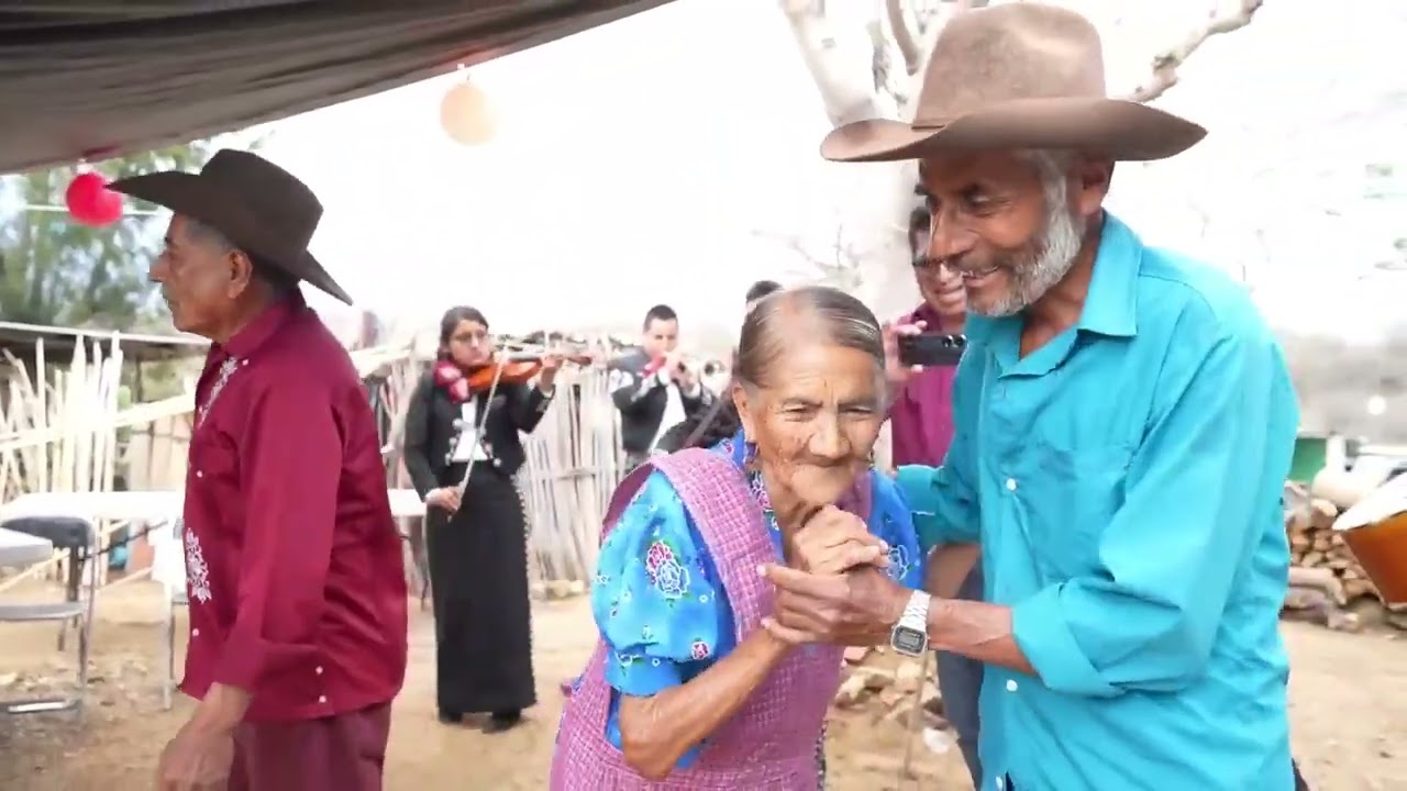 bailando con los mariachis desde la comunidad de El Tepehuaje Oaxaca, saludos paisanos