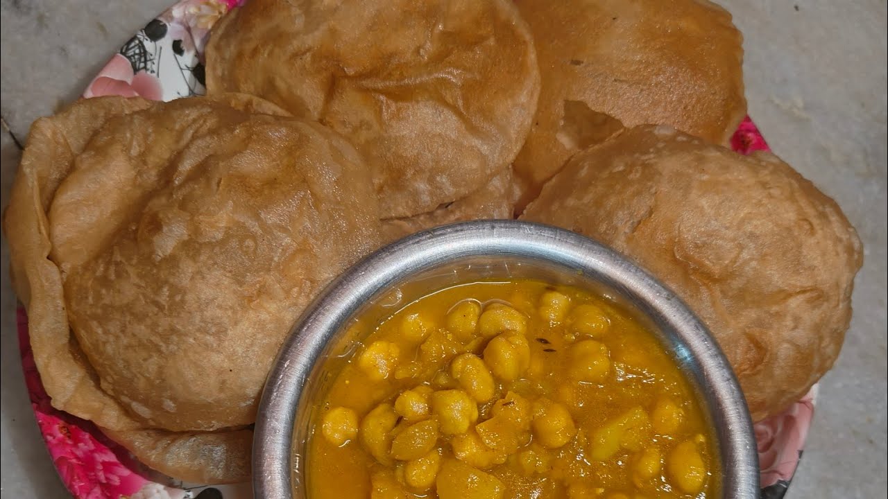 কতো সুন্দর ফুলকো ফুলকো লুচি বানিয়ে নিলাম। #bengali recipe fulko luchi ...