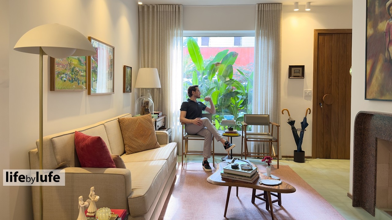 Он живет в скрытом раю — деревенском доме, который ощущается как оазис в городе.