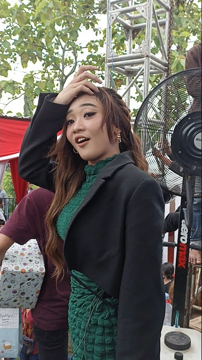 difarina indra minta di gendong 😂😂😂