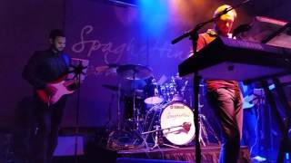 Oli Silk performs Chill or Be Chilled Medley at Spaghettini