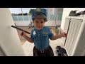 Amira joue à la police / kid Amira plays police