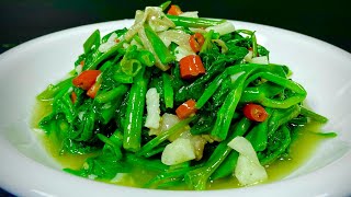 The chef of the hotel teaches you the tricks of frying water spinach