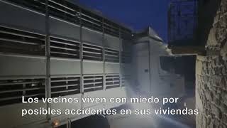 Camiones de varios pisos atraviesan la aldea de A Somoza, en Antas de Ulla