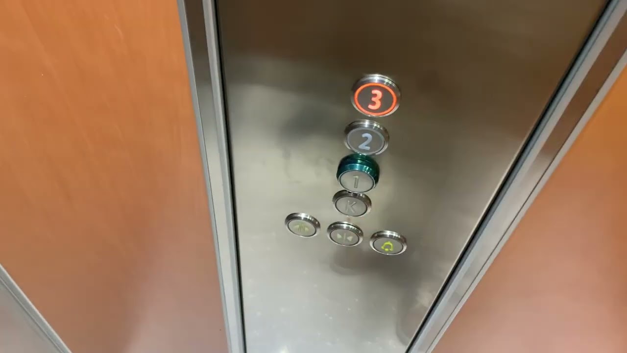 2x 1988 KONE (rb. 2010 KONE) MRL traction elevators @ Hotel Bepop, Karhunpää, Pori, Finland