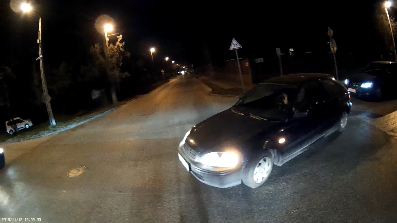 Még gyorsan balra fordul - He just quickly turns left