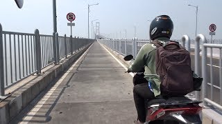 Crossing JEMBATAN SURAMADU by MOTORBIKE | Madura - Surabaya