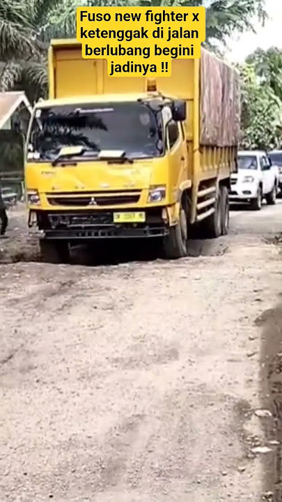 Fuso new fighter x stuck on a pothole and this is what happened ‼️