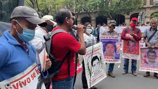 Madres y padres de Ayotzinapa protestan frente a la SCJN