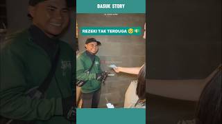 Download Lagu Pesanan Selesai, Hadiahnya Bikin Abang Ojol Terharu #shorts MP3