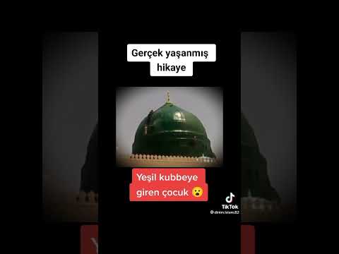 yeşil kubbeye giren çocuk