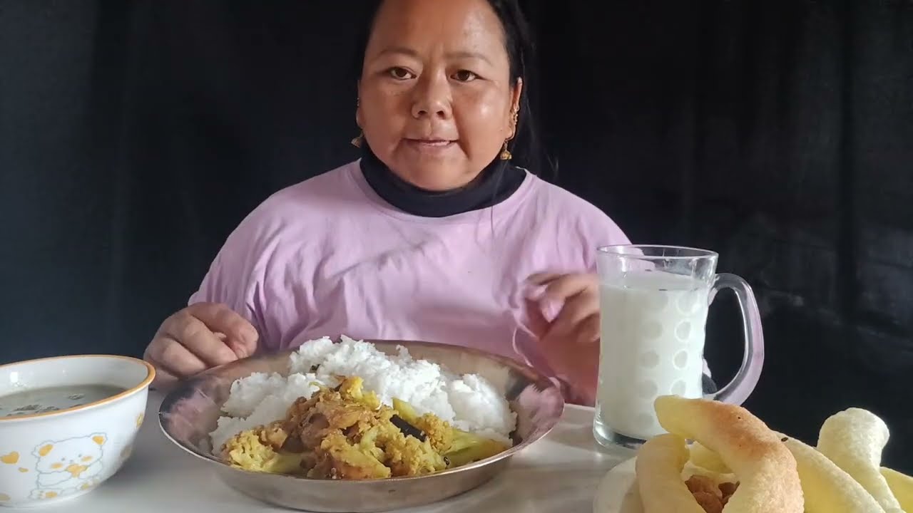 आलुकाेपीकाे तरकारी,दाल,मुला टमाटरकाे अचार,मस्यौरा, ढुङ्गरी,माेही र भात Priyamarsa Rai ।