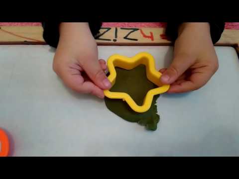 Zizu playing play doh II ზიზუ ძერწავს ფიგურებს