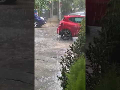 Καταρρακτώδης βροχή στην Αθήνα