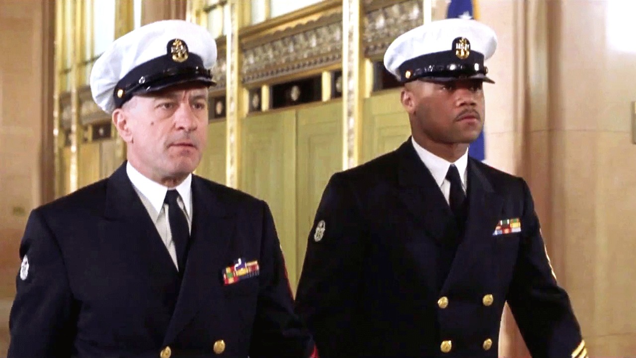 超励志真实故事！他用实力打败偏见，成为美军史上首位黑人潜水员，2万人打出8.3高分，20分钟看完2000年真实事件改编传记电影《怒海潜将》