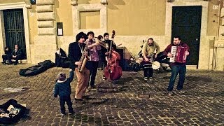 Street Band Performance   من عروض الشوارع