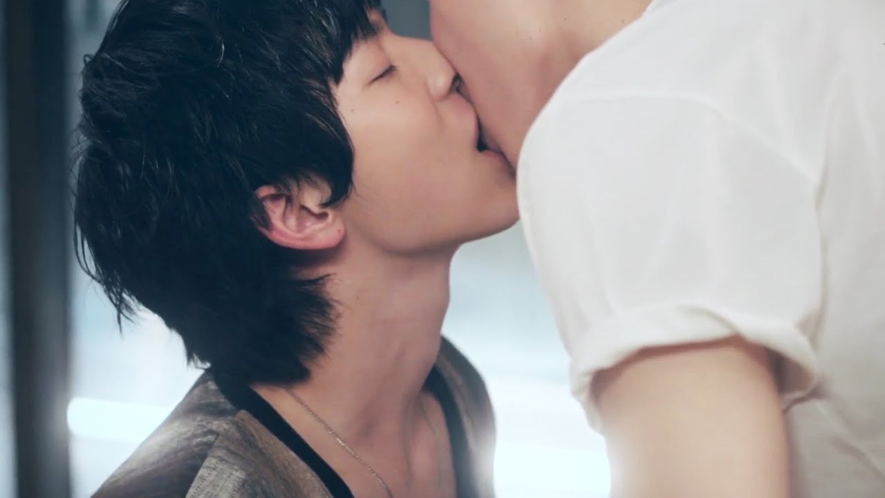 學弟和學長共處一室，忍不住用身體色誘他，兩人激情熱吻了一次又一次！